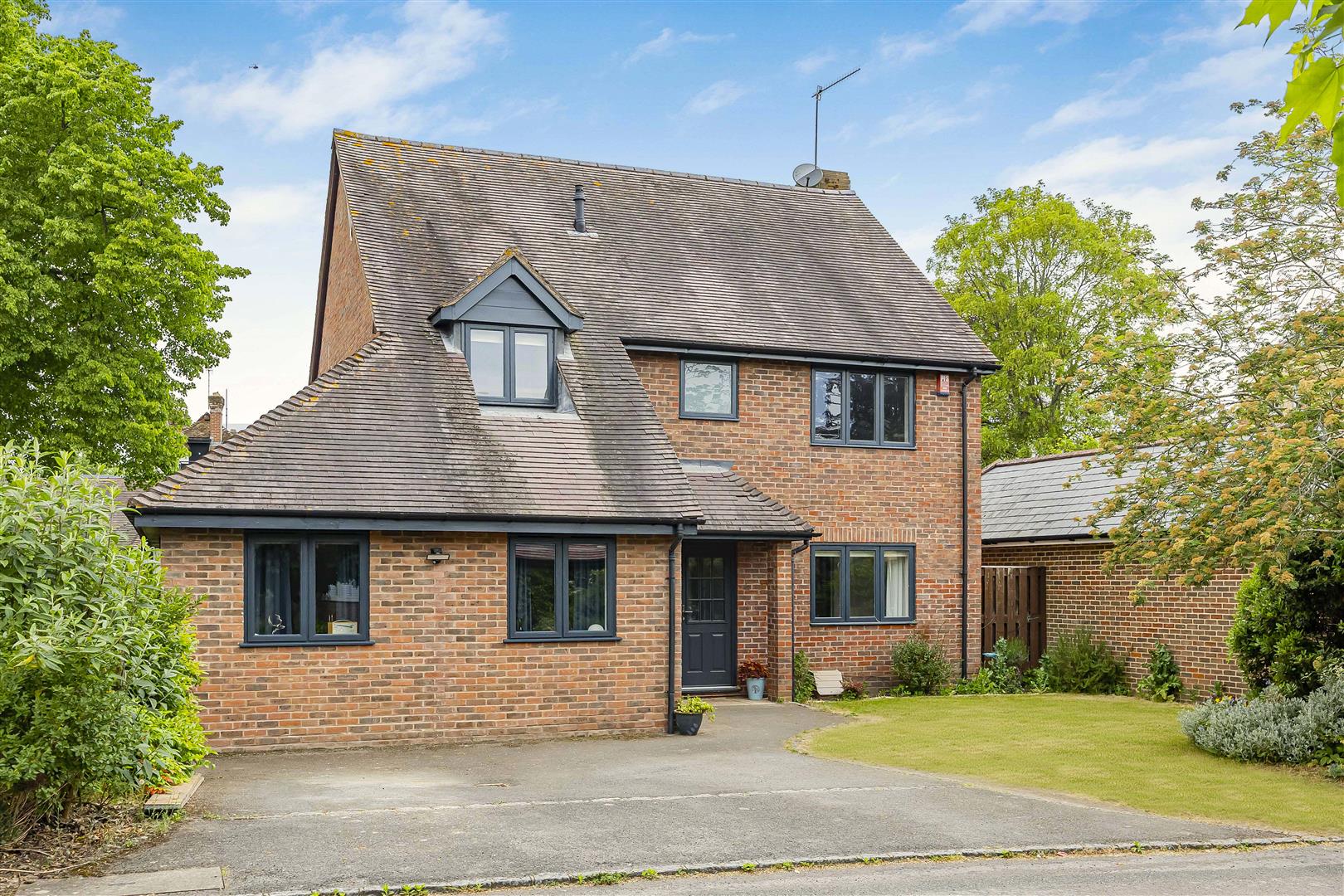 5 bed property in Pearces Orchard, Henley-On-Thames